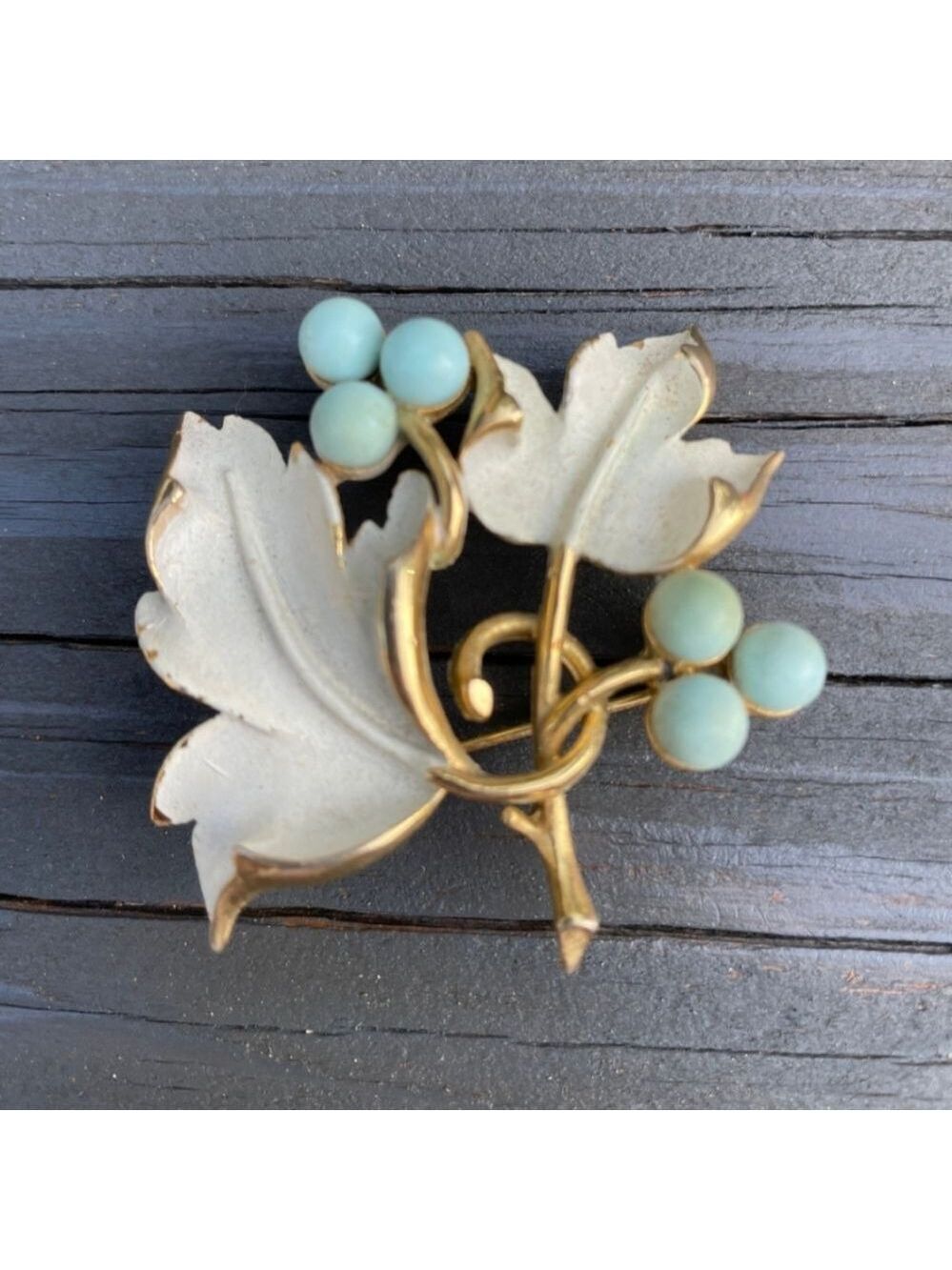 1967 Sarah Coventry White Enamel Blue Beaded Grapevine Brooch EUC 1 7/8×1 7/8" - Picture 12 of 13